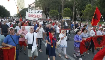 Dita e 67-ë e tubimit/ Protestuesit grumbullohen në shesh, marshojnë drejt Kryeministrisë