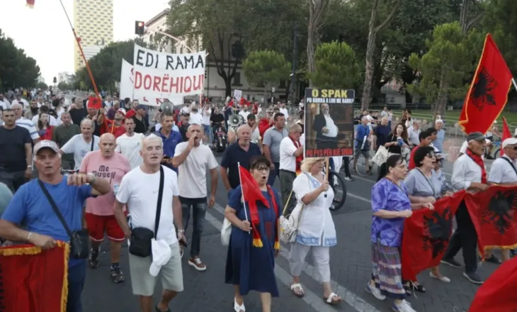Dita e 67-ë e tubimit/ Protestuesit grumbullohen në shesh, marshojnë drejt Kryeministrisë