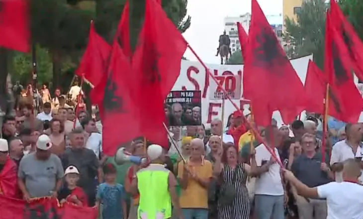 Dita e 70-të e protestës, qytetarët nisin marshimin drejt Kryeminsitrisë