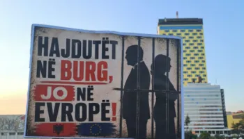 Dita e 73-të e protestës, qytetarët “flasin” me pankarta: Hajdutët në burg, jo në Evropë!”