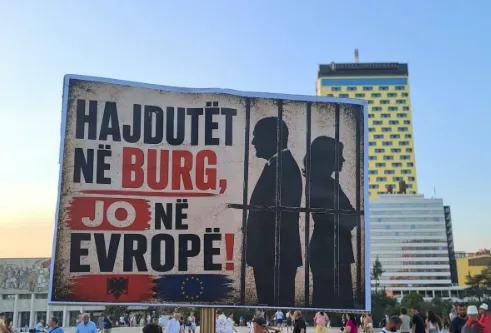 Dita e 73-të e protestës, qytetarët “flasin” me pankarta: Hajdutët në burg, jo në Evropë!”