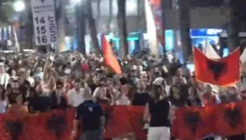 Dita e 75 e protestës, pas fjalimeve në Bulevard qytetarët nis marshimin në rrugë