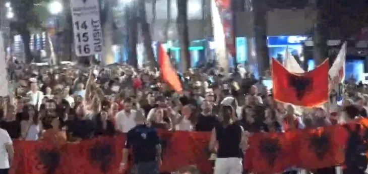 Dita e 75 e protestës, pas fjalimeve në Bulevard qytetarët nis marshimin në rrugë