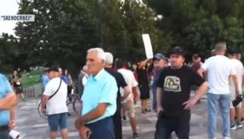 Dita e 75-të e protestës qytetare/ Nis grumbullimi i protestuesve në sheshin ‘Skënderbej’