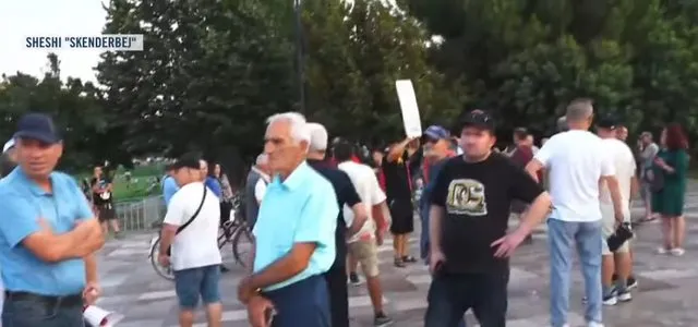 Dita e 75-të e protestës qytetare/ Nis grumbullimi i protestuesve në sheshin ‘Skënderbej’