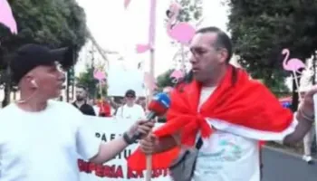 Dita e 76-të e protestës, emigranti s’i mban dot emocionet! I thotë gazetarit, “Ti je gjigant!”… (VIDEO)