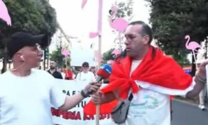Dita e 76-të e protestës, emigranti s’i mban dot emocionet! I thotë gazetarit, “Ti je gjigant!”… (VIDEO)