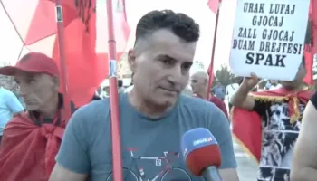 Dita e 87 e protestës/ Emigranti thirrje qytetarëve: Largohuni nga kupolat partiake! Po ju gënjejnë me 1 vend pune