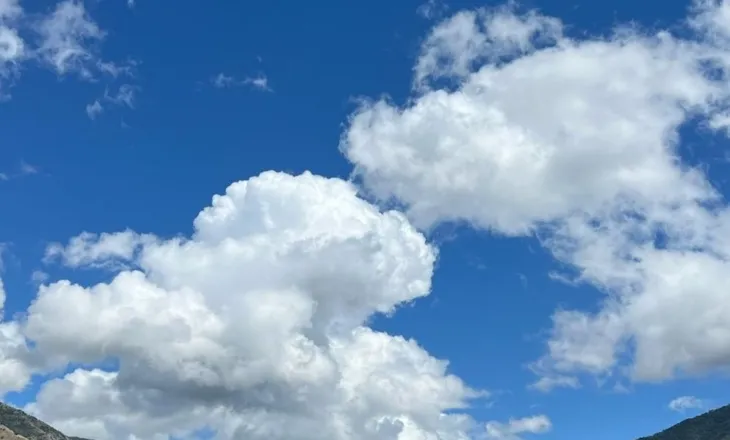 Dita e sotme me kthjellime dhe alternime vranësirash, reshje lokale në disa zona