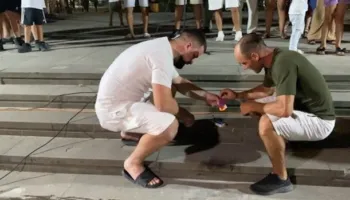Divjaka proteston/ Banorët kundër bashkimit me Lushnjën, djegin teserat e PS: Mos na prekni identitetin!