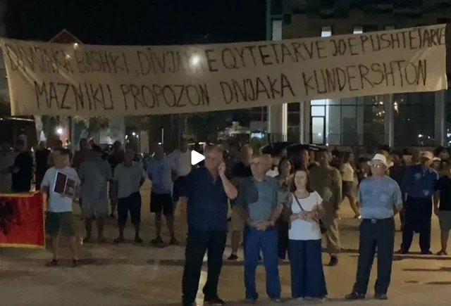 Divjaka proteston kundër bashkimit me Lushnjen, bulevardit i fikin dritat!