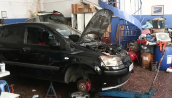 “Do të të vras”, 49-vjeçari shqiptar përplaset me pronarin e servisit në Athinë