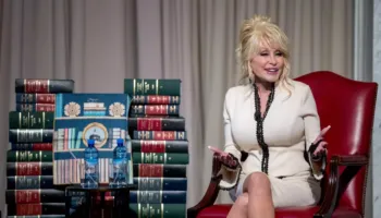 Dolly Parton, “zonja e librave” që u dhuroi fëmijëve mbi 330 milionë libra