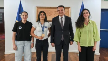 Donjeta Sadiku rikthehet nga Taranto me medaljen e artë, pritet nga Kurti