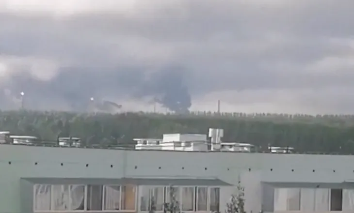 Dronët ukrainas godasin rafinerinë e naftës thellë brenda Rusisë, 13 viktima