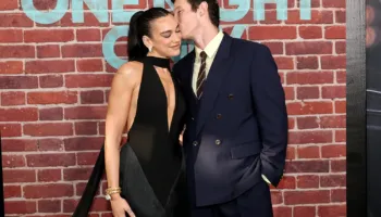 Dua Lipa dhe Callum Turner bëjnë paraqitjen e parë në tapetin e kuq si çift i martuar