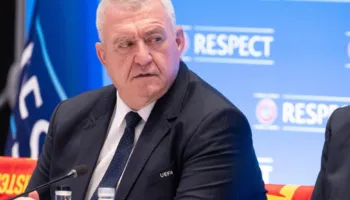“Duhet të mbrojmë futbollin”! Zëvendës presidenti i UEFA-S duartroket tërheqjen e FIFA-s nga plani skandaloz