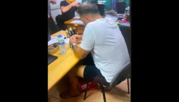 Duke folur para hetuesve, publikohet foto e Ergys Agasit në Policinë e Tiranës