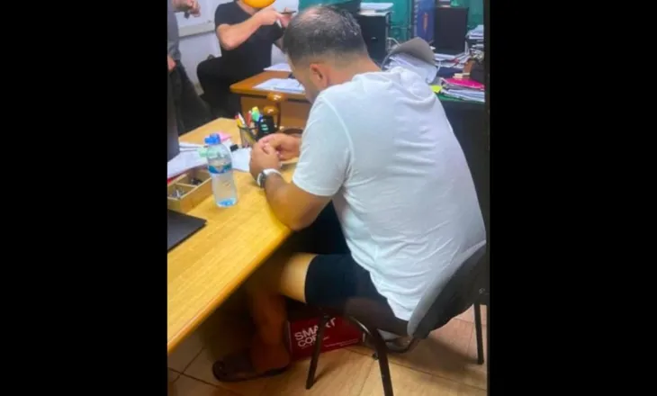 Duke folur para hetuesve, publikohet foto e Ergys Agasit në Policinë e Tiranës