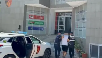 Durrës/ Lëvizte me pistoletë, pranga suedezit. Kapet edhe një 24-vjeçar, tentoi të vidhte një kasafortë