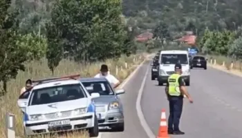 Dy automjete përplasen me njëri-tjetrin, plagoset familja prej 4 anëtarësh