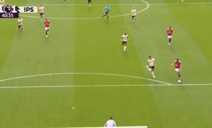 Dy gafa qesharake, Man. United befasohet nga Ipswich në pjesën e parë (video)