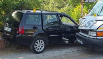 Dy makina përplasen me njëra tjetrën, lëndohet rëndë njëri prej shoferëve