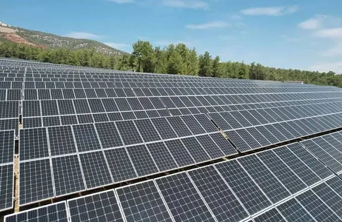 Dy parqe të mëdha fotovoltaike në Shqipëri – ERE nis procedurat për 120 MW në Lushnjë dhe Devoll