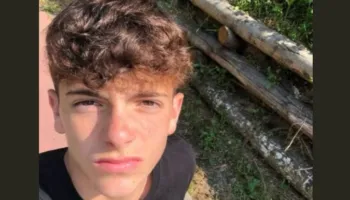 Dy vite pas humbjes tragjike të 16-vjeçarit, nëna shpërthen në lot: Dua të takoj njeriun që jeton me zemrën e djalit tim!