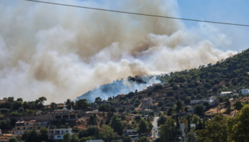 Dy zjarre të fuqishme në Salaminë, 2 viktima dhe dhjetëra të evakuuar