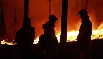 Dy zjarrfikës humbën jetën nga flakët në Francë, një 15-vjeçar përballet me akuza