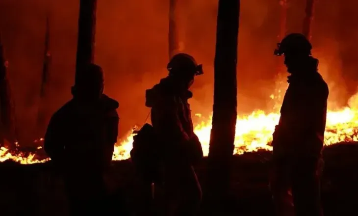 Dy zjarrfikës humbën jetën nga flakët në Francë, një 15-vjeçar përballet me akuza