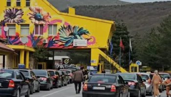 ‘Dyndet’ Shqipëria/ Fluksi në pikat kufitare të Korçës vijon të rritet, mijëra udhëtarë kalojnë kufirin
