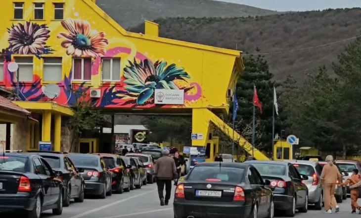 ‘Dyndet’ Shqipëria/ Fluksi në pikat kufitare të Korçës vijon të rritet, mijëra udhëtarë kalojnë kufirin