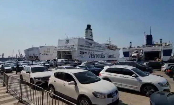 Dyndje udhëtarësh në Portin e Durrësit, mbi 5 mijë pasagjerë zbarkojnë në pak orë, në mbrëmje priten edhe dy tragete