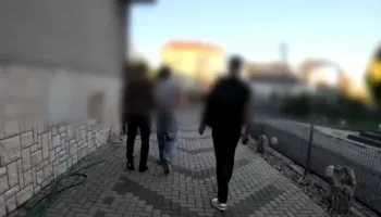 Dyshohet se po planifikonte atentat ndaj politikanëve, policia i shkon në shtëpi 23-vjeçarit, rrezikon 20 vite burg