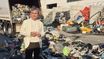 E hodhi biletën fituese në kosh, punonjësit e pastrimit i kthejnë 1 milion euro