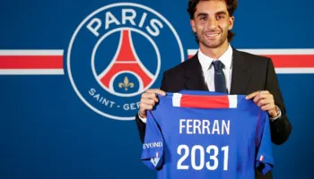 E kryer, Ferran Torres vishet si ‘sheik’! Kampioni i Botës prezantohet zyrtarisht me fanellën e kampionëve të PSG, 5 vite kontratë!