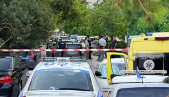 E priti në hyrje të pallatit, e qëlloi për vdekje dhe më pas u vetëvra! Detajet e rënda nga ‘krimi i pasionit’ ne Greqi