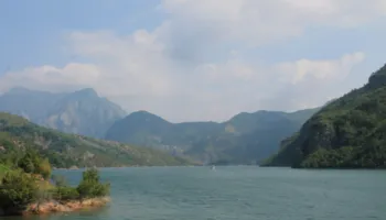 E rëndë, 20-vjeçari mbytet në liqenin e Komanit