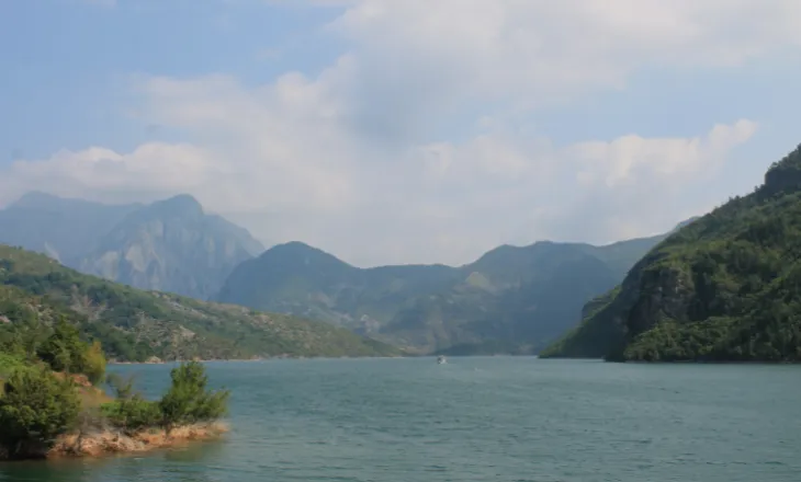 E rëndë, 20-vjeçari mbytet në liqenin e Komanit