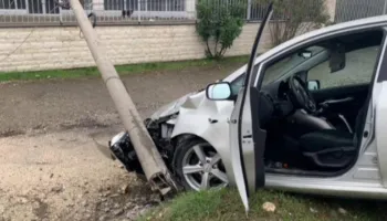 E rëndë/ Humbi kontrollin e makinës dhe u përplas me shtyllën, ndërron jetë 82-vjeçari në Divjakë