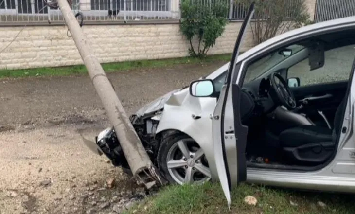 E rëndë/ Humbi kontrollin e makinës dhe u përplas me shtyllën, ndërron jetë 82-vjeçari në Divjakë