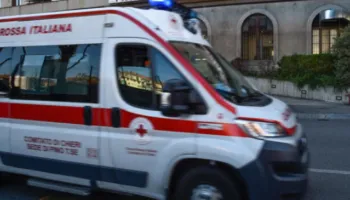 E rëndë në Itali, 26-vjeçari sulmon motrën me thikë, më pas bie nga dritarja dhe humb jetën