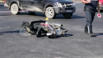 E rëndë në Kavajë, 49-vjeçari me motor ndërron jetë në vend pas aksidentit me një makinë
