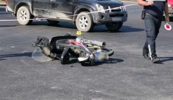 E rëndë në Kavajë, 49-vjeçari me motor ndërron jetë në vend pas aksidentit me një makinë