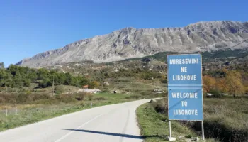 E rëndë në Libohovë/ 5-vjeçari rrëzohet nga tarraca e banesës, dërgohet në Spitalin e Traumës