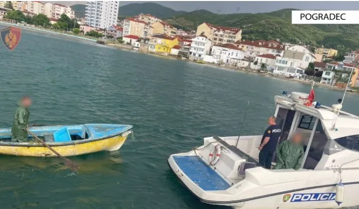 E rëndë në liqenin e Pogradecit, 30-vjeçari mbytet pas zhytjes në ujë! Ishte me dy shokë në varkë, dy pistat e hetimit