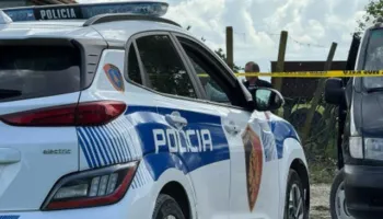 E rëndë në Vlorë, 69-vjeçari gjendet i pajetë në oborrin e shtëpisë