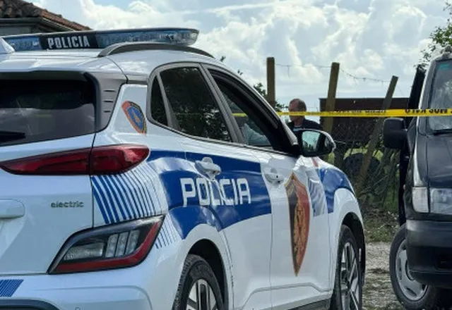 E rëndë në Vlorë, 69-vjeçari gjendet i pajetë në oborrin e shtëpisë